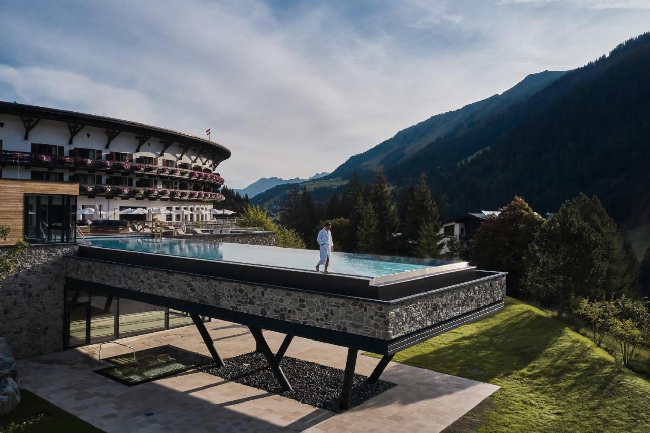 A-Rosa Ifen Hotel Kleinwalsertal ヒルシュエック エクステリア 写真 The swimming pool at the Hotel Axelmannstein