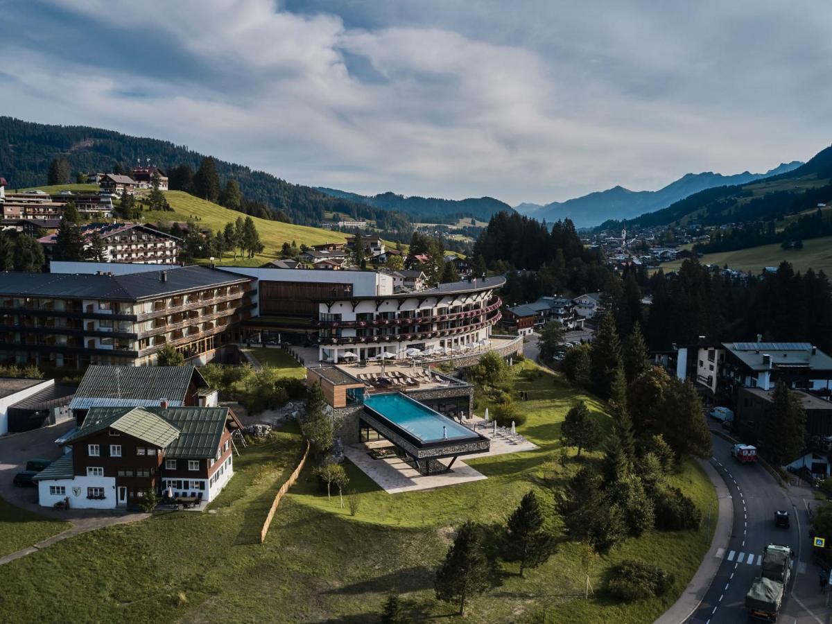 A-Rosa Ifen Hotel Kleinwalsertal ヒルシュエック エクステリア 写真 Aerial view of the resort