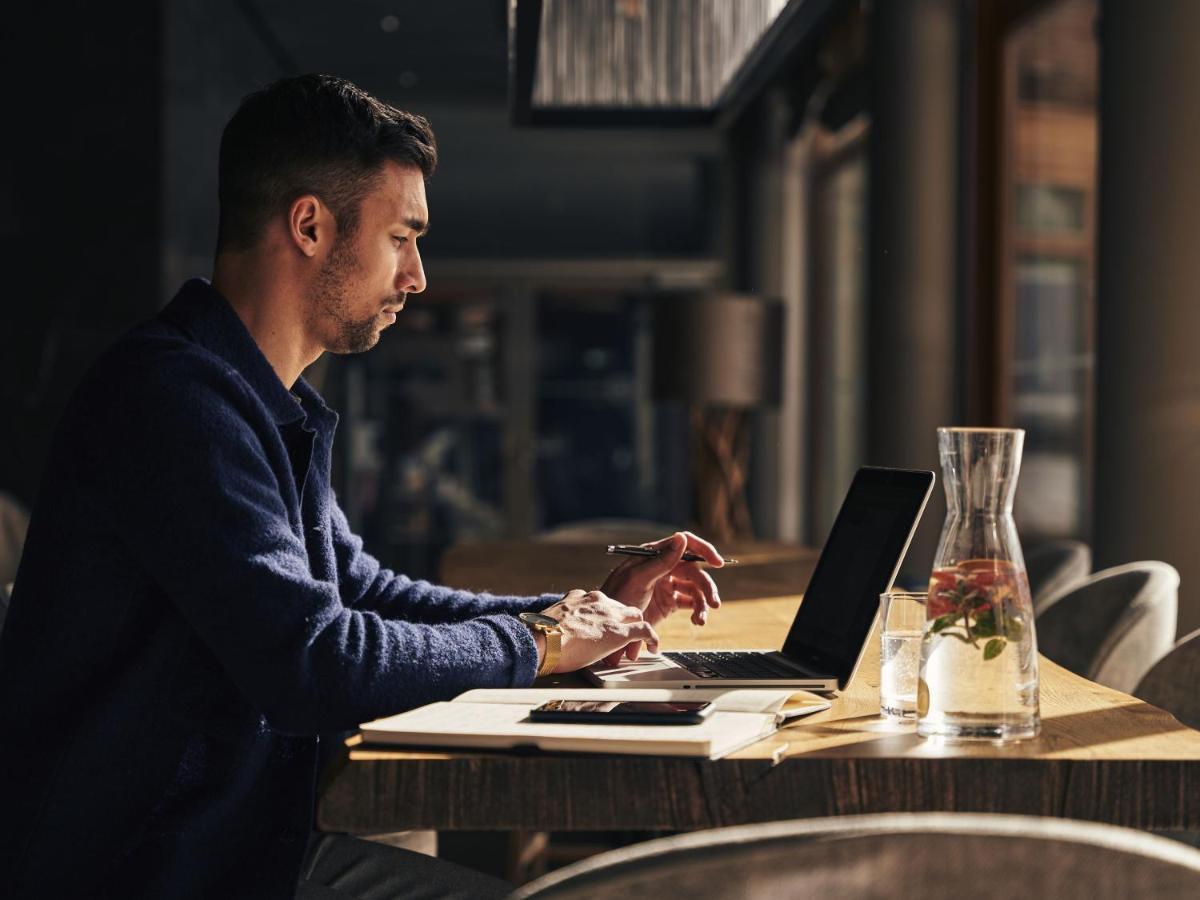 A-Rosa Ifen Hotel Kleinwalsertal ヒルシュエック エクステリア 写真 A man working on a laptop
