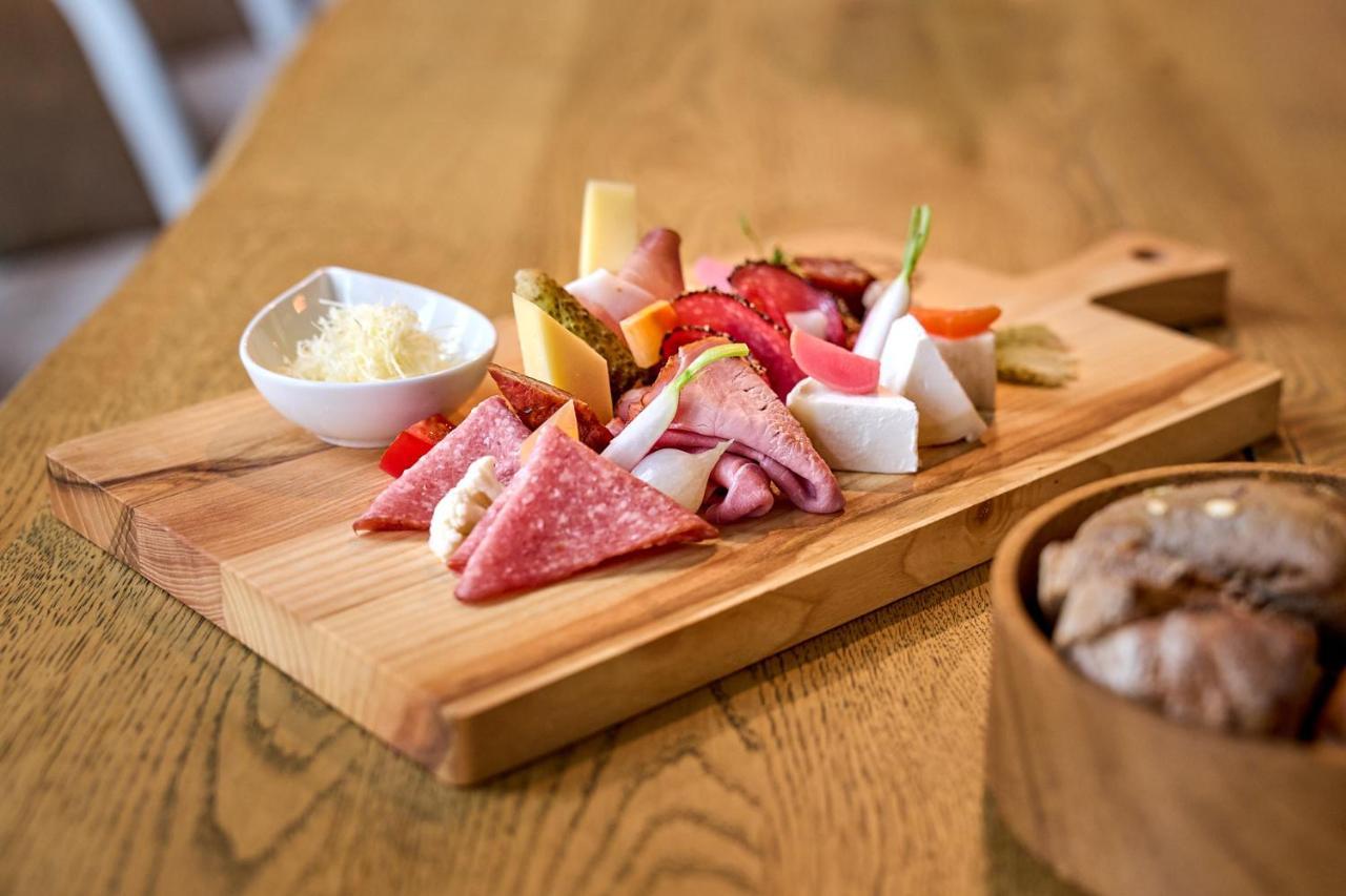 A-Rosa Ifen Hotel Kleinwalsertal ヒルシュエック エクステリア 写真 A selection of cured meats and cheese