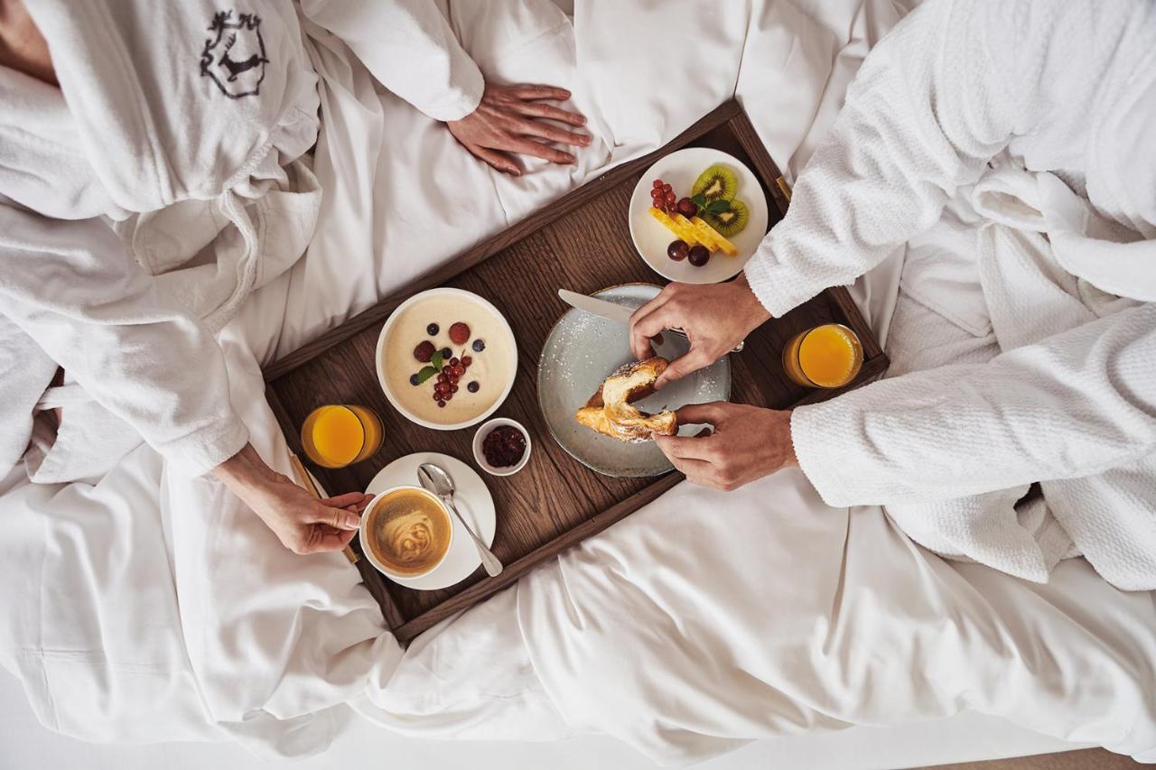 A-Rosa Ifen Hotel Kleinwalsertal ヒルシュエック エクステリア 写真 In-room dining at a luxury hotel