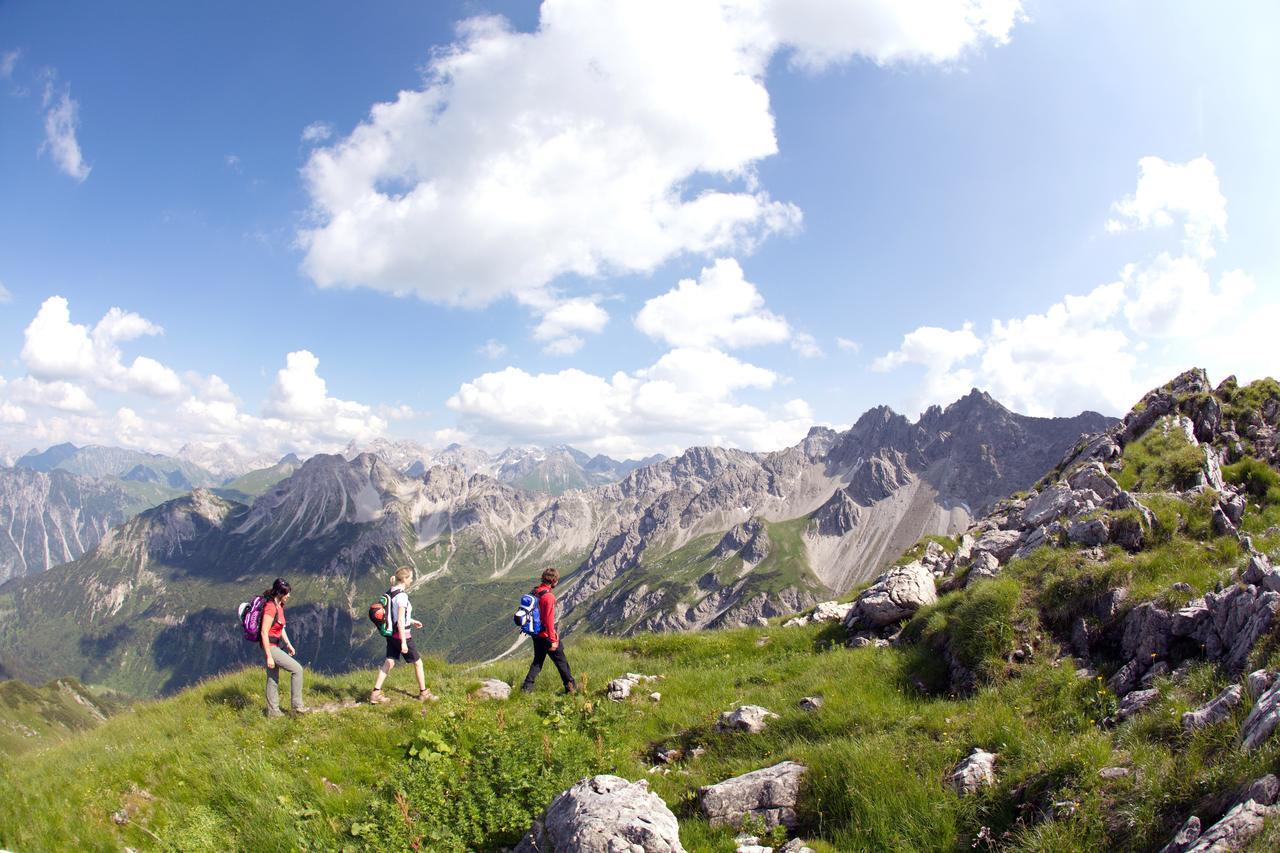 A-Rosa Ifen Hotel Kleinwalsertal ヒルシュエック エクステリア 写真 Hiking in the Alps