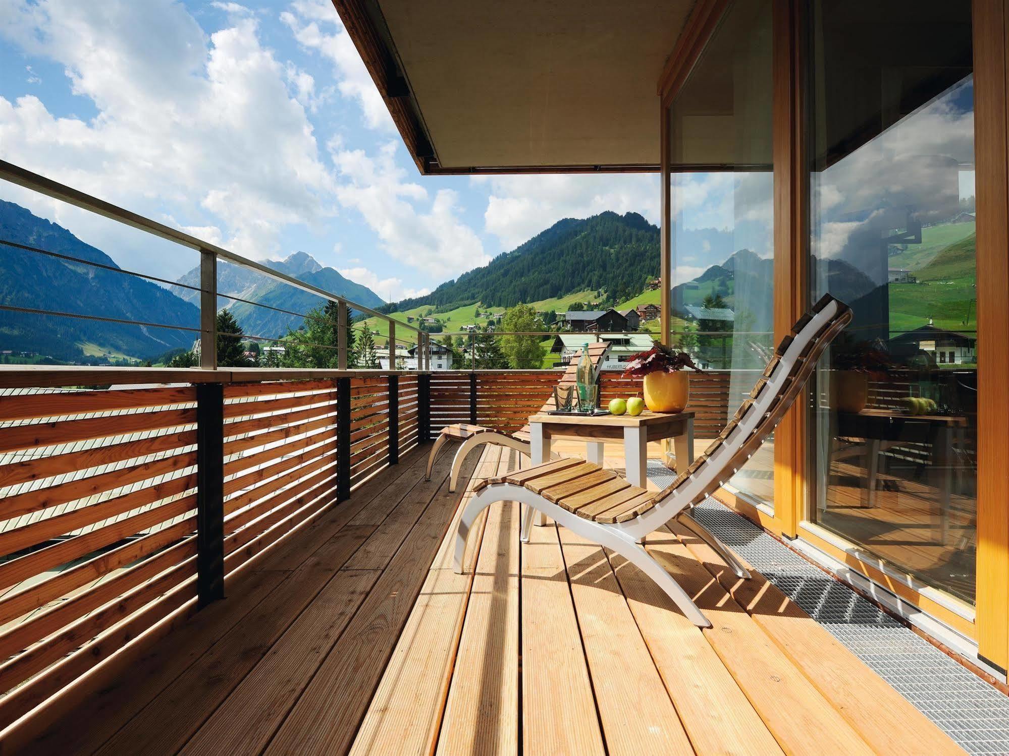 A-Rosa Ifen Hotel Kleinwalsertal ヒルシュエック エクステリア 写真 A balcony
