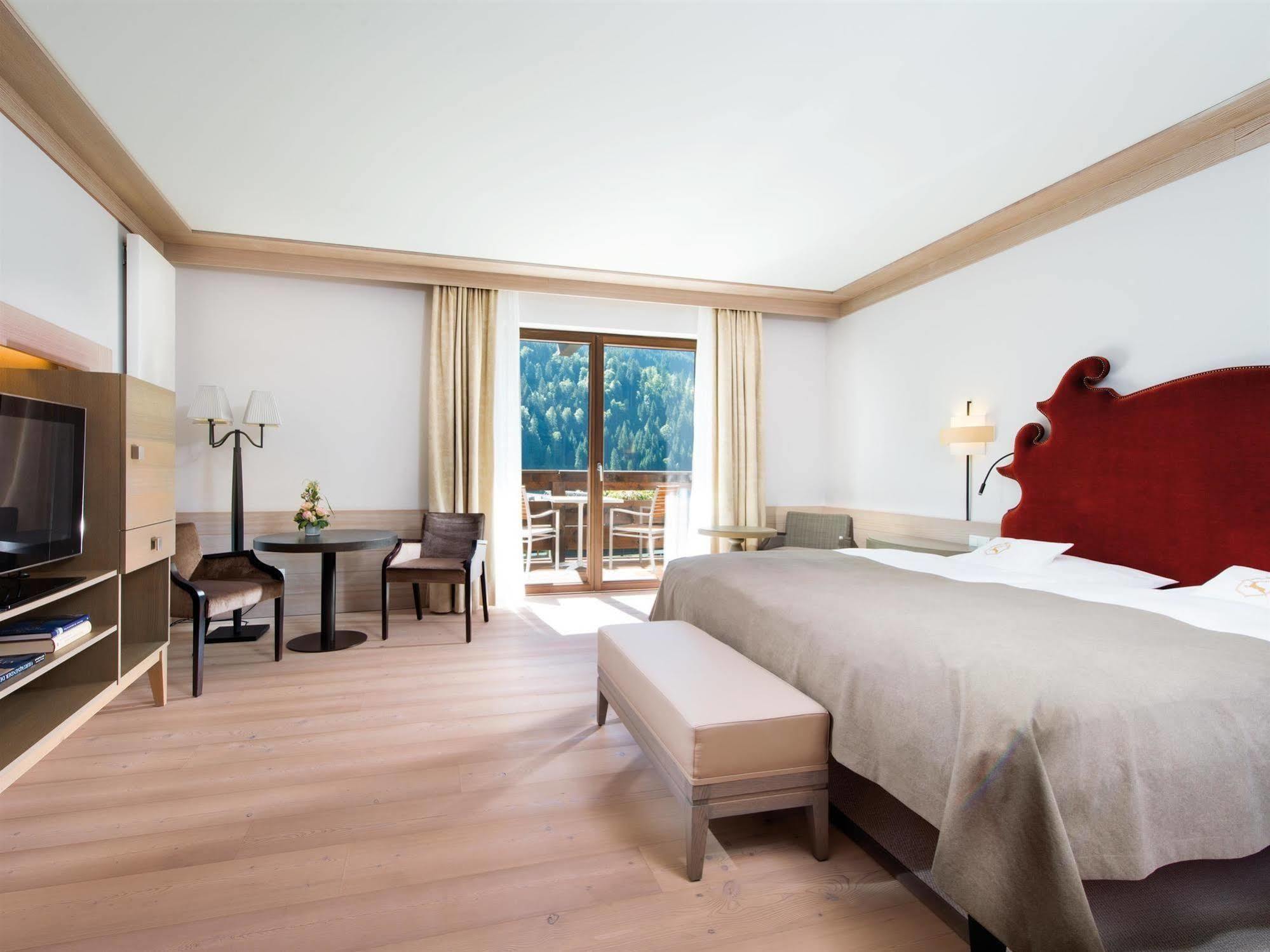 A-Rosa Ifen Hotel Kleinwalsertal ヒルシュエック エクステリア 写真 A room at the Hotel Axelmannstein