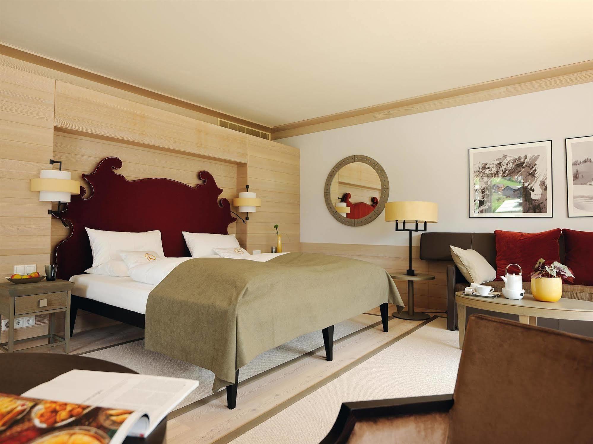 A-Rosa Ifen Hotel Kleinwalsertal ヒルシュエック エクステリア 写真 A room at the Hotel de Crillon