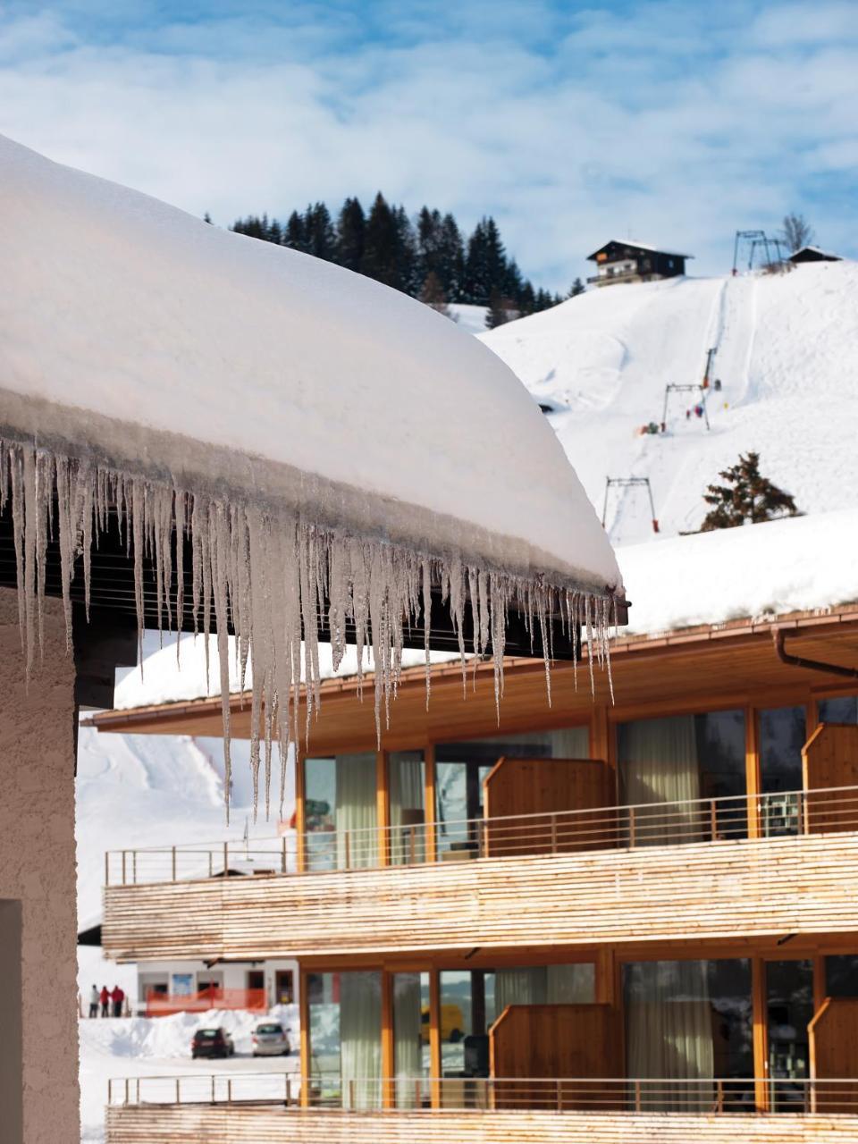 A-Rosa Ifen Hotel Kleinwalsertal ヒルシュエック エクステリア 写真 Icicles on a building